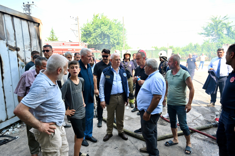 Başkan Bozbey Bursa'da yanan fabrika alanında incelemelerde bulundu - Bursa Hayat Gazetesi-2