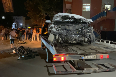 Otomobilin çarptığı motosiklet paramparça oldu