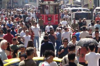 Sıcağa rağmen Taksim'e akın ettiler!