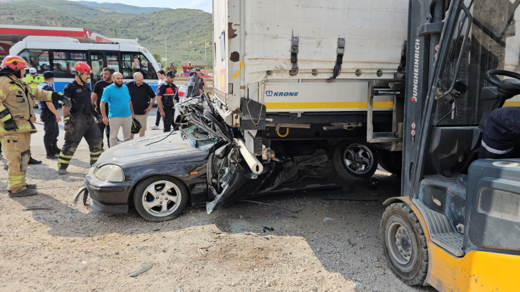 Bursa'da feci kaza! Hurdaya dönen araçtan sağ kurtulamadılar - Bursa Hayat Gazetesi-2