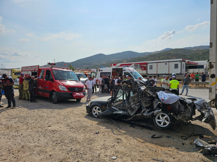 Bursa'da feci kaza! Hurdaya dönen araçtan sağ kurtulamadılar - Bursa Hayat Gazetesi-3