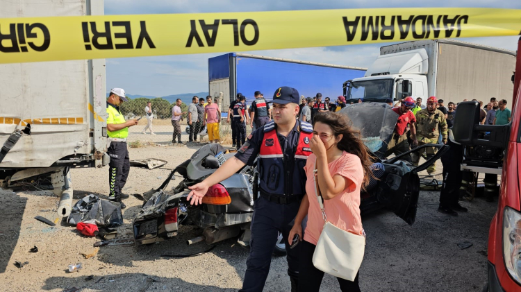 Bursa'da feci kaza! Hurdaya dönen araçtan sağ kurtulamadılar - Bursa Hayat Gazetesi-4