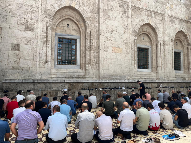 Bursa Ulu cami doldu taştı! Bursa Hayat Gazetesi -3