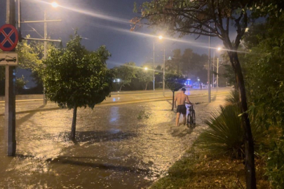 Antalya'da sağanak hayatı olumsuz etkiledi!