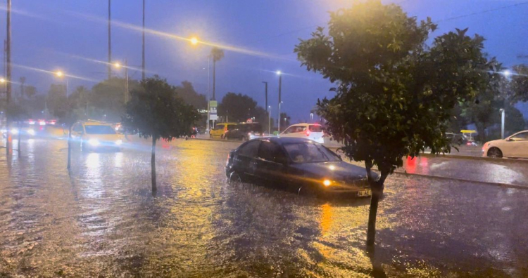 Antalya'da sağanak hayatı olumsuz etkiledi! Bursa Hayat Gazetesi -3