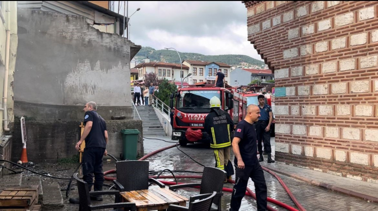 Bursa'da korkutan yangın! Bina alevlere teslim oldu -Bursa Hayat Gazetesi-2