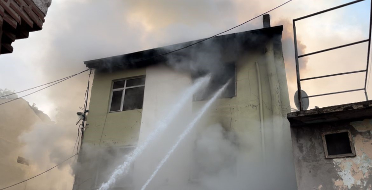 Bursa'da korkutan yangın! Bina alevlere teslim oldu -Bursa Hayat Gazetesi-2