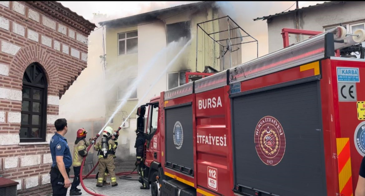 Bursa'da korkutan yangın! Bina alevlere teslim oldu -Bursa Hayat Gazetesi-2