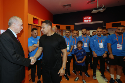 Cumhurbaşkanı Erdoğan Başakşehir'i soyunma odasında tebrik etti