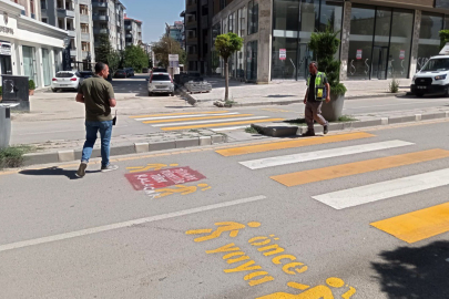 Van'da Kürtçe trafik uyarı yazısına Türkiye Türk’tür, Türk Kalacak yazıldı!