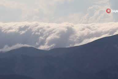 Sis bulutları Kivi Dağı'nda şelale görüntüsü oluşturdu