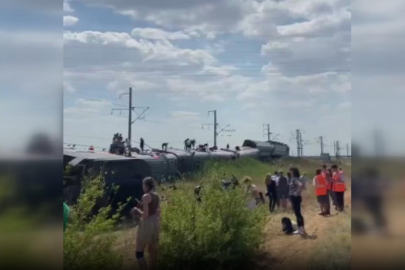 Rusya'da yolcu treni raydan çıktı! Çok sayıda yaralı var