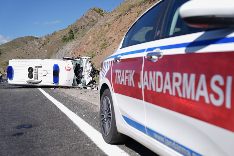 Ambulans ile hafif ticari araç çarpıştı: 4 ölü! Bursa Hayat Gazetesi -2