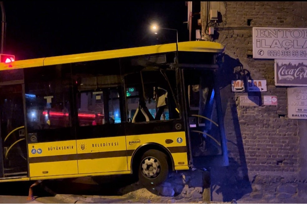 Bursa'da otobüs dükkana daldı!