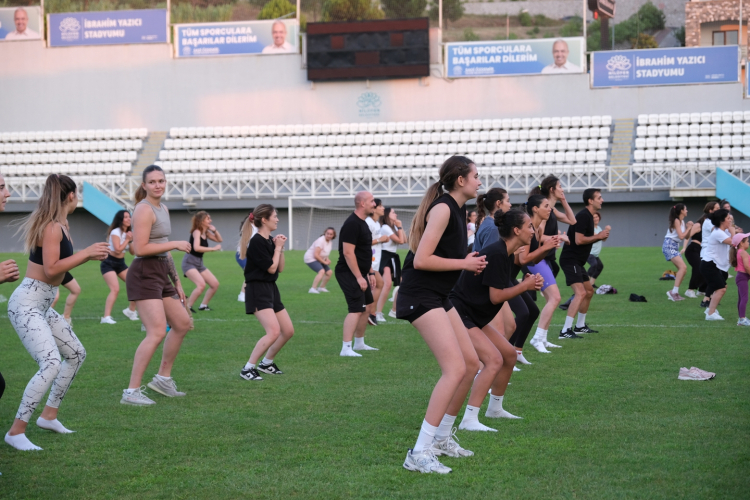 Nilüferliler zumba ile eğlenerek spor yaptılar!-Bursa Hayat Gazetesi-3