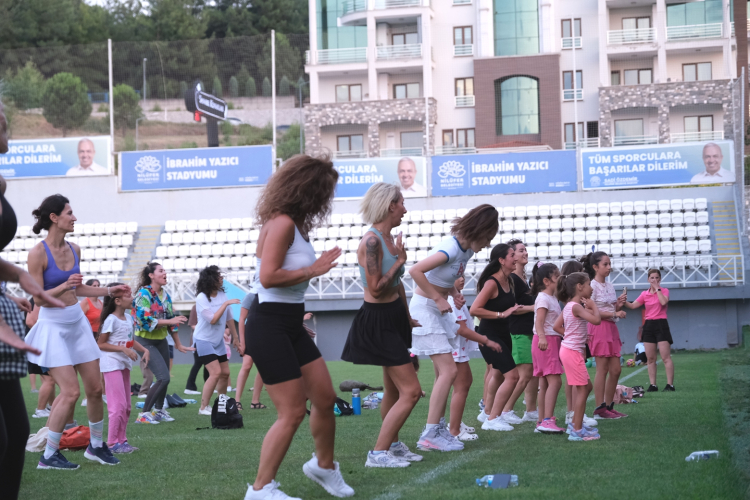 Nilüferliler zumba ile eğlenerek spor yaptılar!-Bursa Hayat Gazetesi-2