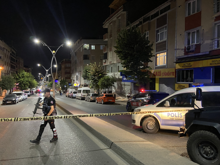 Sultangazi’de olaylı gece: Patlayıcı atıp kaçtılar! Bursa Hayat Gazetesi -3