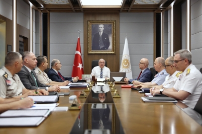 Bakan Güler'den kuvvet ve birlik komutanlarıyla video telekonferans toplantısı