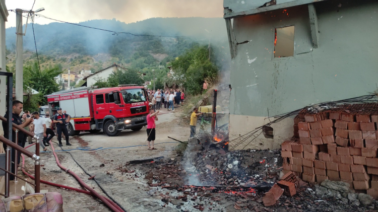 Bursa'da yaşlı çiftin yaşadığı 2 katlı evde yangın - Bursa Hayat Gazetesi-2