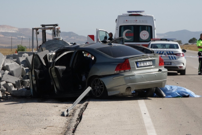 Yol kenarına bırakılan bordür taşlarına çarptı: 2 ölü