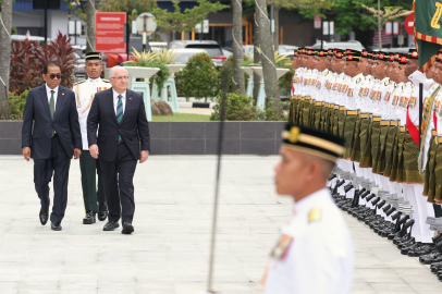 Bakan Güler, Malezya’da mevkidaşı tarafından askeri törenle karşılandı