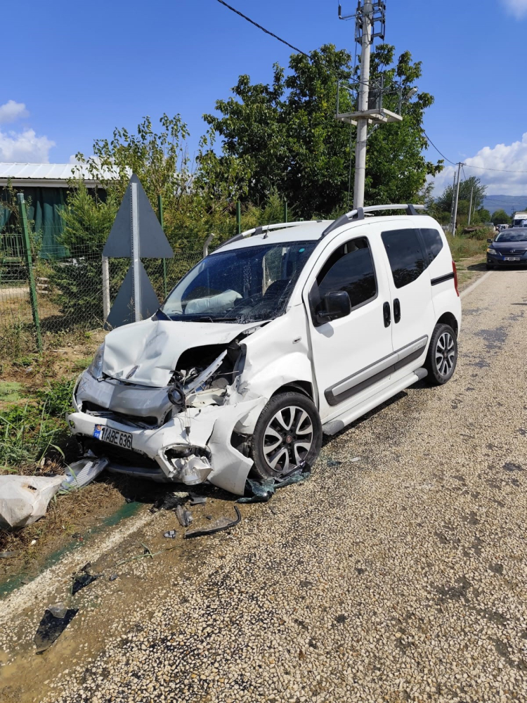 Bursa'da feci kaza: Kafa kafaya çarpıştılar, 8 yaralı-Bursa Hayat Gazetesi-2