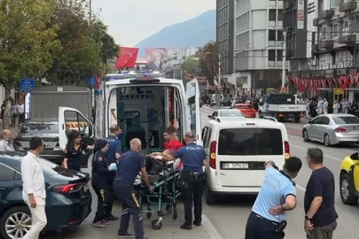 Bursa Atatürk Caddesi'nde dehşet anları: Defalarca kendini bıçakladı!