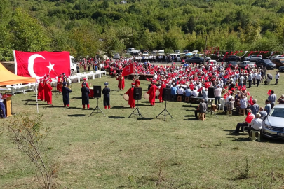 Köy yollarının asfaltlanması metren marşlarıyla kutlandı