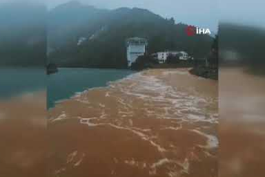 Artvin'deki yoğun yağışlar sele dönüştü