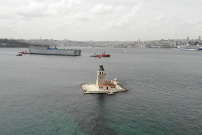 Yüzer havuz İstanbul Boğazı’ndan geçti!