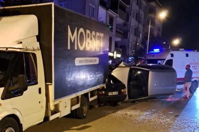 Bursa'da otomobil 2 araca çarpıp devrildi!