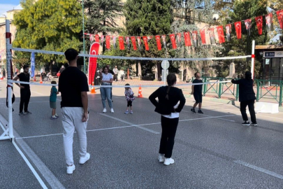 Bursa’nın en işlek caddesi 2 saat çocuklar için trafiğe kapatıldı