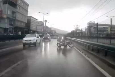 Bursa'da yağışlı hava motosiklet sürücüsü dengesini kaybetti