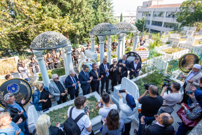 Zeki Müren Bursa'daki kabri başında anıldı