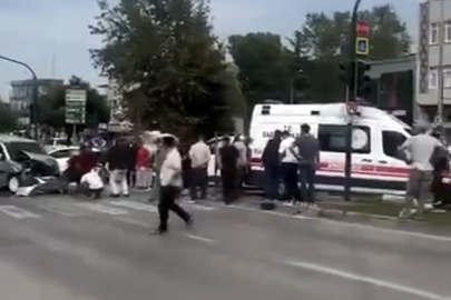 Bursa’da ambulans otomobille kafa kafaya çarpıştı