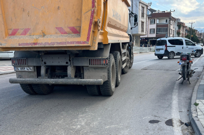 Bursa'da hafriyat kamyonuyla çarpışan motosikletli kurtarılamadı