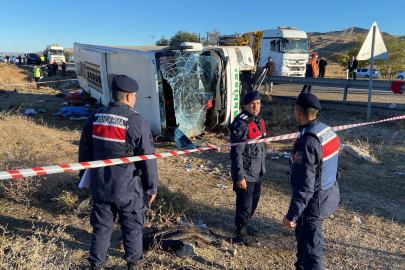 Aksaray'da yolcu otobüsü devrildi! Ölü ve yaralılar var