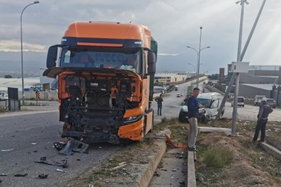 Bursa'da hafif ticari araç ile tır birbirine girdi