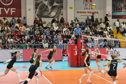 Nilüfer Belediyespor Eker Kadın Voleybol Takımı sezonun ilk galibiyetini aldı