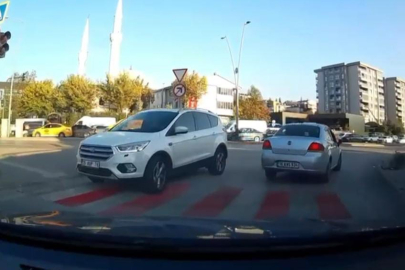 Bursa'da ters yönde ilerledi, trafiği birbirine kattı