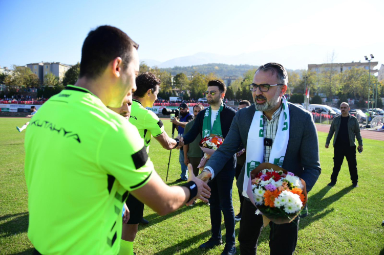 Kestel Belediyespor-Odunlukspor maçını Başkan Çelik ve Başkan Erol takip etti-Bursa Hayat Gazetesi-2