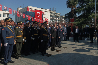 Bursa Heykel’deki Atatürk Anıtı önünde tören