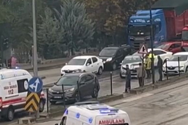 Bursa'da 2 otomobil çarpıştı: 2 yaralı!