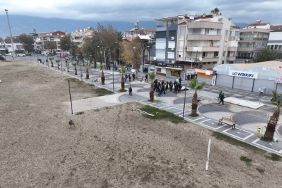 Akçay kordonda görüntü kirliliği yaratan büfeler kaldırıldı