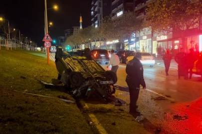 Bursa FSM bulvarında feci kaza! Refüje çarpıp takla attı