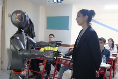 5 dil konuşabiliyor! Robot 'Ada' öğretmenliğe başladı