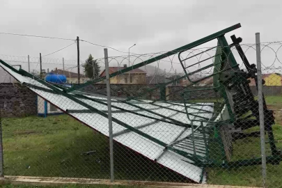 İznik'te şiddetli rüzgâr tribünü yıktı!