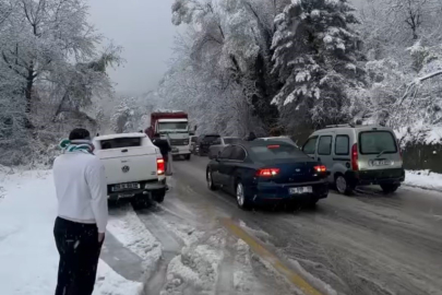 Bursa'da yoğun kar yağışı yolları kapattı!