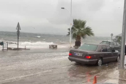 Bursa’da şiddetli fırtına: Caddeler göle döndü!