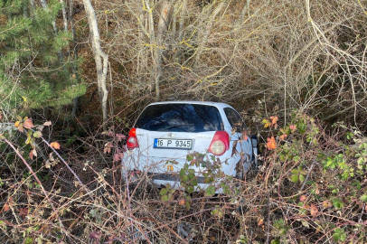 Bursa yolunda kontrolden çıkan otomobil ormanlık alana uçtu